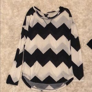 Rue 21 black and white zigzagged long sleeve shirt